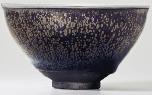 The Kuroda Family Yuteki Tenmoku. A Highly Important And Very Rare ‘Oil Spot’ Jian Tea Bowl. Southern Song Dynasty (1127-1279). Japanese wood and lacquer boxes and a selection of other accessories, 12.2 cm diam. / Christie's