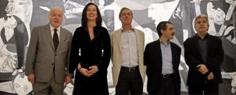 Eduardo Arroyo, Marina Saura, Félix de Azúa, Borja-Villel y Antonio Ramírez ante el Guernica /Foto: Bernardo Pérez