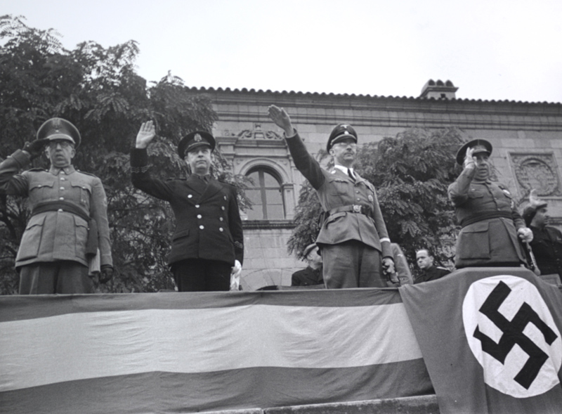 Festival folklórico en el Pueblo Español. El jefe de la Gestapo y la SS , H. Himmler, octubre 1940 / AFB. Pérez de Rozas