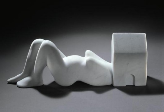 Louise Bourgeois , 'Femme maison', 1994. Mármol blanco, 11,4 x 31,1 x 6,6 cm / Collection Louise Bourgeois Trust Foto: Christopher Burke © The Easton Foundation