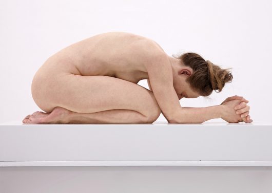 Sam Jinks, Untitled (Kneeling Woman), 2015. Silicona, pigmentos, resina y cabello, 30 x 72 x 28 cm / © Sam Jinks via MBABilbao
